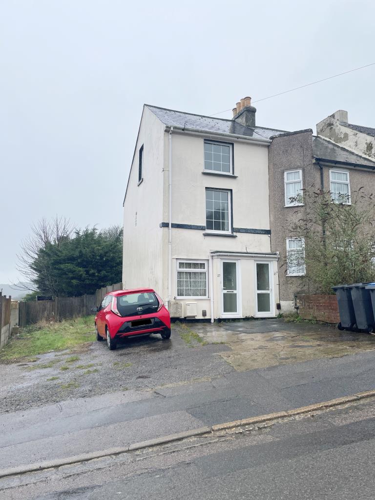 Lot: 128 - FREEHOLD BLOCK OF TWO FLATS - Front of Building